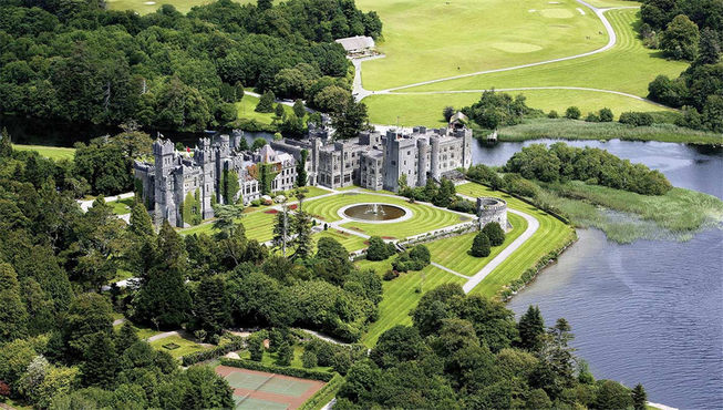 爱莎弗德城堡是爱尔兰知名的古城堡，位列爱尔兰六大古堡之首，被喻为浪漫仙镜。