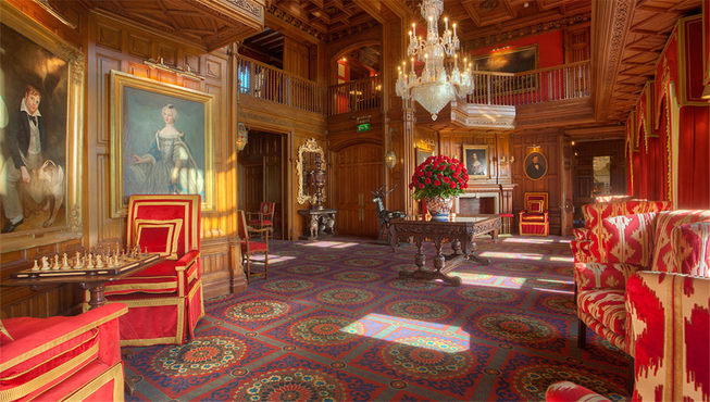 富丽堂皇的酒店大堂里，来自上个世纪的肖像画、红黄布艺装饰和水晶吊灯，让人目不暇接。