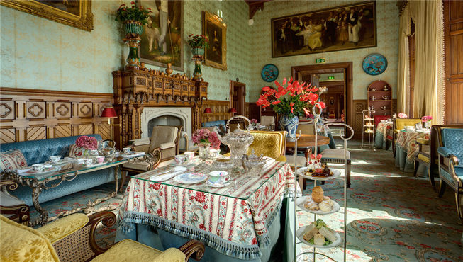 在The Connaught Room里，客人可以享用私人晚餐或是传统下午茶，并欣赏古堡美丽的花园。
