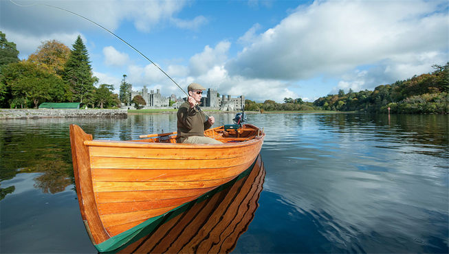 钓鱼爱好者可以在城堡旁的爱尔兰第二大湖——科里布湖中泛舟垂钓，享受周围的宁静风光。