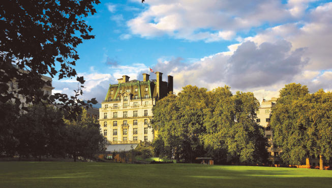 这家全英最知名的五星级酒店位于伦敦最繁华的地区，皇家格林公园等地标性建筑都近在咫尺。
