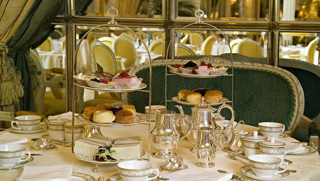 在玻璃天窗下，从骨瓷茶具到精致甜点，丽兹下午茶俨然已经成为经典英式下午茶的代表。