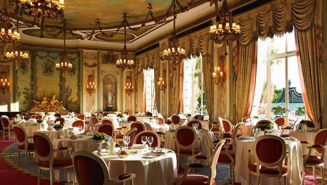 丽兹餐厅是世界最美的餐厅之一。天花板壁画、大理石柱、新古典主义雕像点缀其中，散发无限魅力。