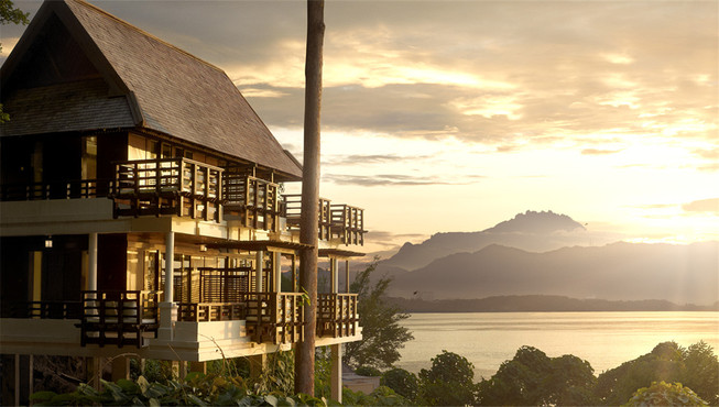 酒店为全别墅房型,外观被设计成具有马来特色的水上高脚屋.