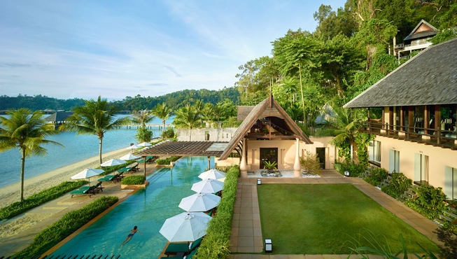 酒店将沙巴元素融入整体设计,在建筑中多选用当地材料,让整间酒店完美