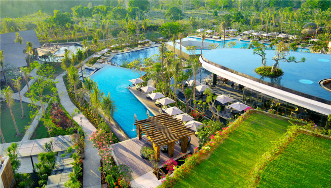 巴厘岛金巴兰RIMBA酒店拥有8公顷葱郁花园，入口处如波状起伏，向内延伸的小径美不胜收。