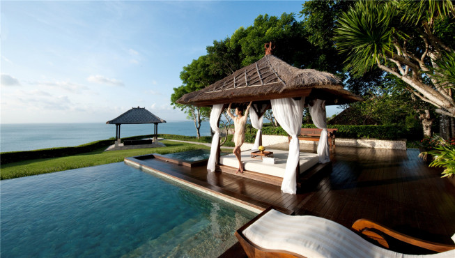 巴厘岛阿雅娜度假别墅是地处金巴兰悬崖顶端的避世胜地。