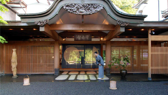 拥有近350年历史的ASABA温泉旅馆完好保留了日本传统温泉风貌，“唐破风”式入口不禁让人为之震撼。