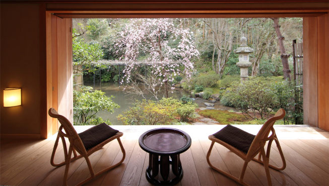 这间高级温泉老铺仅有12间客室和可观四时美景的日式庭院。
