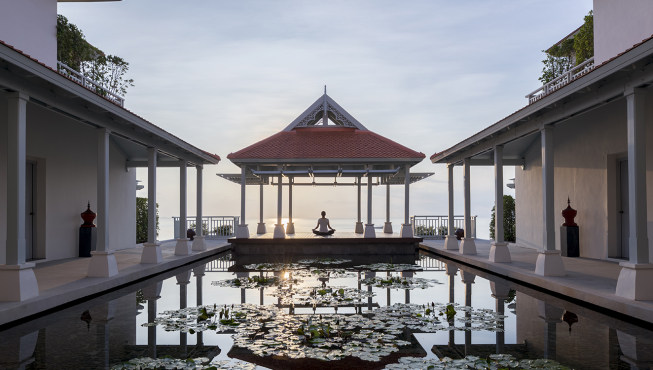Amatara的户外瑜伽设立在Spa中心一隅，面朝美丽的安达曼海，呼吸吐纳间，尽享遗世风景。