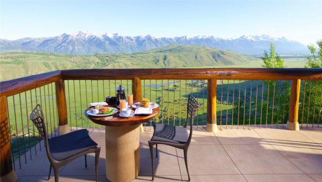 入住安缦伽尼，不妨在套房的露台或阳台上享用一顿包括驯鹿香肠、野牛牛排在内的丰盛早餐。
