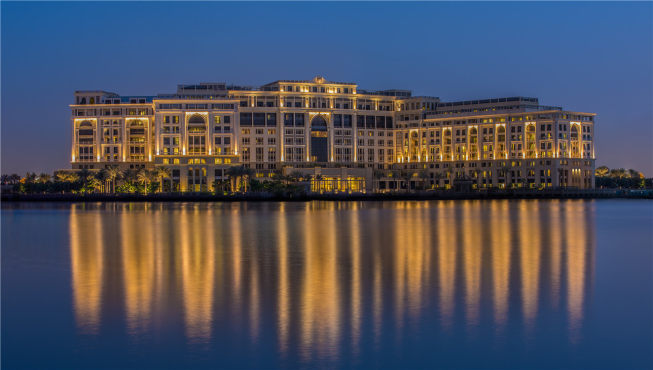 作为中东首家、全球第二家范思哲宫殿酒店，坐落于雅致海滨区的酒店俯瞰迪拜湾美景。