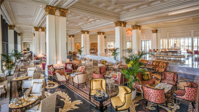 酒店拥有215间客/套房及169间公寓，墙身均以手绘意大利图案粉饰。