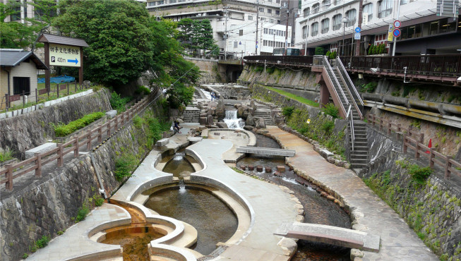 这片温泉区含有日本环境省指定的9种疗养泉成分中的7种，是世界上少有的多成份含有泉。
