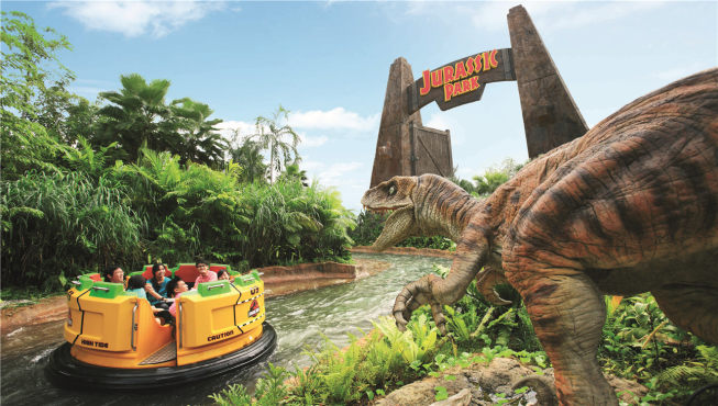 在东南亚独一无二的环球影城主题乐园挑战侏罗纪河流探险。