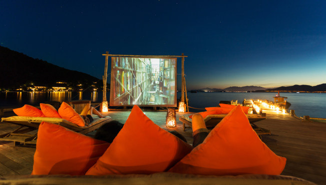 在星光的簇拥下，卧躺在海边，宁凡湾六善酒店为你放映一场心仪的电影。