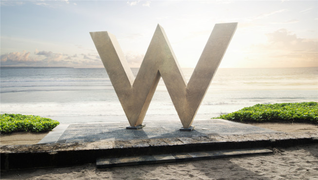 巴厘岛塞米亚克W度假酒店坐落于水明漾，潮流前卫的酒店风格与活力四射的周边环境完美融合。