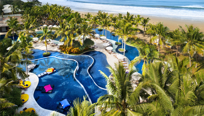 酒店内占地1790平方米的超级泳池，灵感来自于巴厘岛传统梯田，从上空俯瞰尤为震撼。