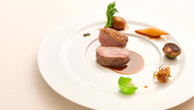 简洁的白磁盘里摆放着各具风姿的各色菜肴