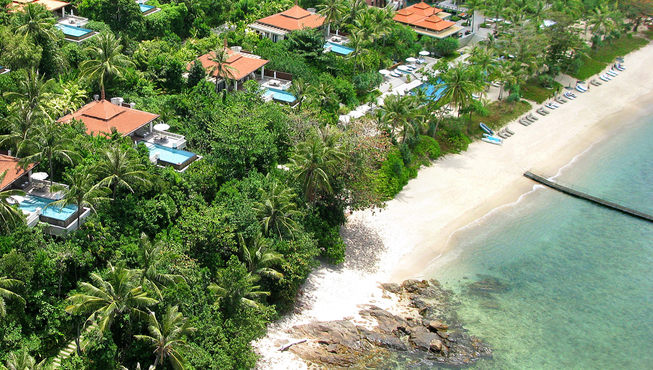 俯瞰 Trisara——全东南亚唯一一家全部套房都建有私人泳池的度假村，在远离芭东喧嚣的一片绿洲的Trisara，你可以看到普吉岛最令人震撼的风景。