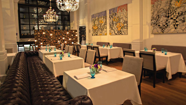 酒店餐厅——装潢精致的酒店餐厅，提供美食美景的双重体验。

