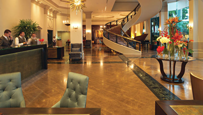 酒店大堂--空间宽敞气派，装潢富丽堂皇的大厅。