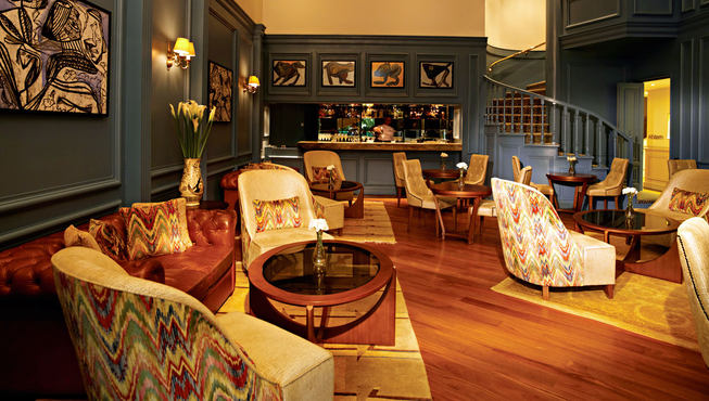 酒店酒吧——极具艺术气息的装饰，是餐前餐后小饮的绝佳地点。
