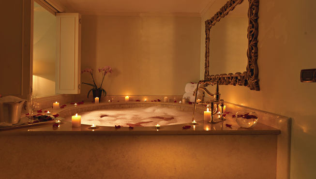 客房浴池--豪华大气的大理石浴缸，让您尽情享受舒适的沐浴时光。