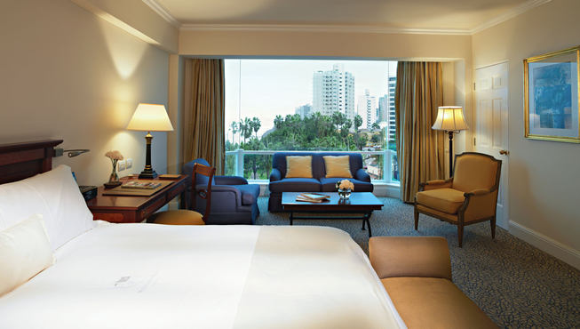 酒店客房--宽敞明亮的空间，在房间里即能看到壮美的海景。