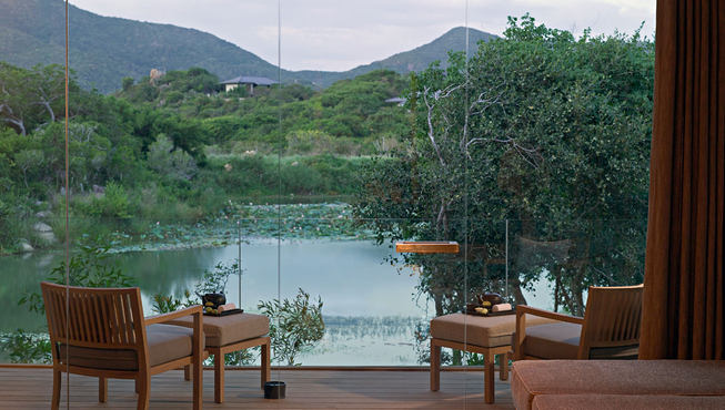 上千种植物环绕身边，新奇的鸟儿和蝴蝶在丛中飞舞，Amanoi就安静地坐落在这片怡人的自然天堂中。