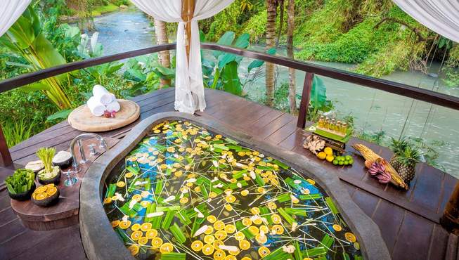 美丽神秘的 Ayung（阿勇河）流经每间套房，轻柔的流水声彷佛神秘的窃窃私语萦绕在耳边，回荡在山谷