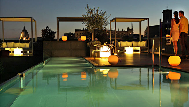 室外泳池，欣赏巴塞罗那梦幻景色、休闲放松的绝佳地点