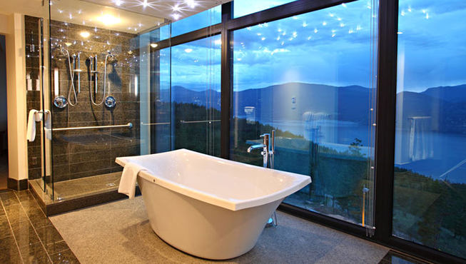 坐在房间的大浴缸里饱览壮丽的景色。
