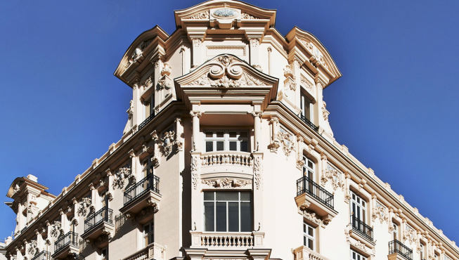 位于马德里市中心，闹中取静处，是将古老与现代完美结合的酒店建筑。
