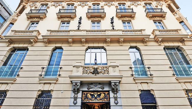 酒店周围环绕着各式宏伟的使馆建筑，让您尽情领略马德里的迷人风情。
