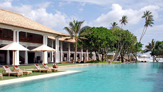 宽阔的无边泳池正对着印度洋的浩瀚美景