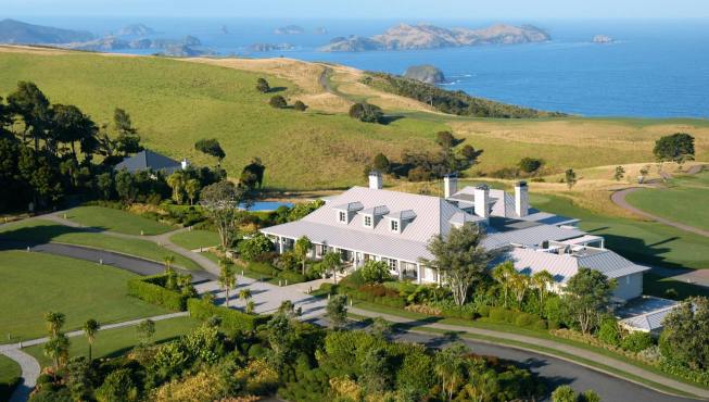 贝壳杉悬崖精品酒店位于新西兰北部的岛屿湾