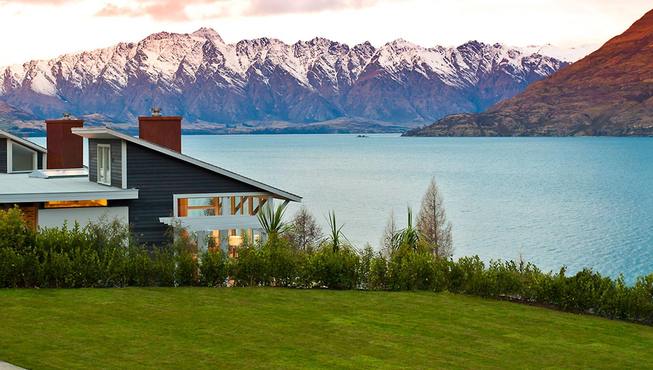 面朝无人打扰的静谧湖景、高耸的皑皑雪山，在无与伦比的自然美景中放松身心