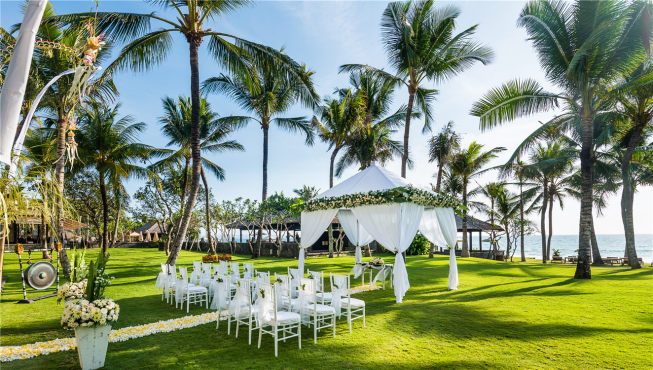 椰树、绿地、阳光和海洋，是这里成为一个举办婚礼的理想地点。