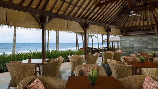 在池畔吧放上一两排临海的桌子，在日落时分喝点儿 Legian Mojito，另外再配合一些印度洋的海水冲击海岸的声音，这所有的一切都让在池畔吧的时间过得愉快又充实。