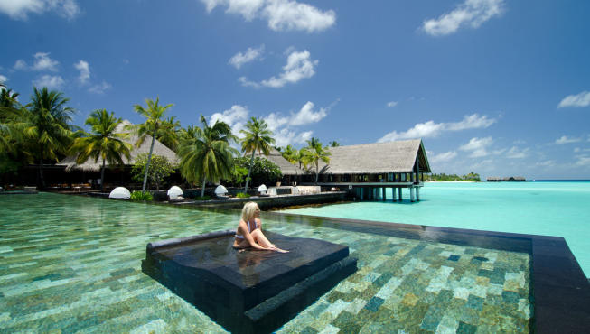无边泳池——这里的泳池与众不同，面朝大海，尽享热带风情。