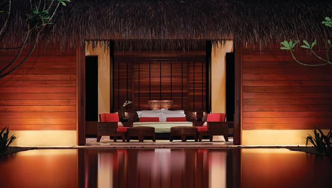 度假村别墅——这可是真实的景象，灯光与水光的幻影。