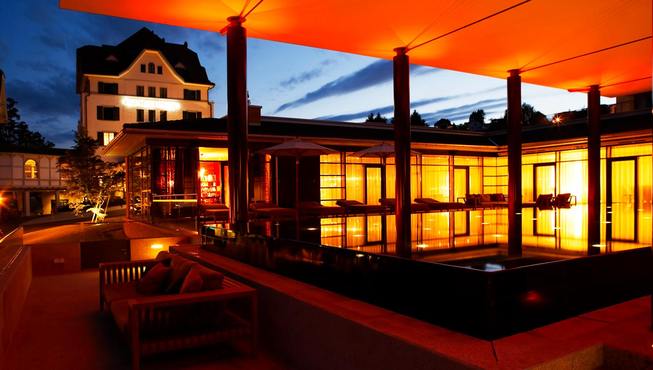 夜色下的室外泳池散发着诱人的魅力