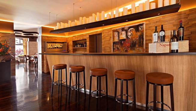 喝一杯当地白葡萄酒，瑞士的惬意油然而生