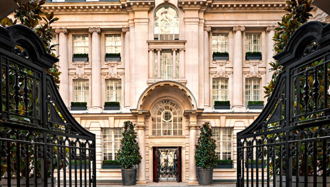 穿过伦敦瑰丽酒店的拱门，爱德华时期风格的雅致庭院立刻映入宾客的眼帘。