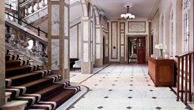 酒店内部装修豪华，饰有古巴红木和七种不同的大理石，其中不乏珍稀品种。