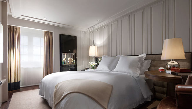 房间既富有传统风情，又融合现代英国居所的魅力。