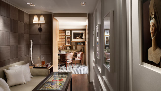 房间的墙上挂着许多画作，充满艺术气息。