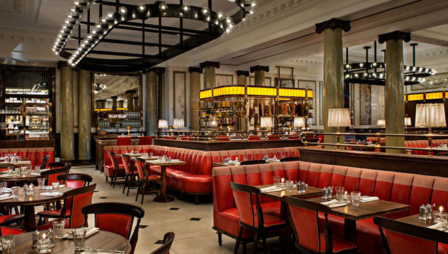 霍尔本餐厅由著名设计师Martin Brudnizki借鉴传统英式设计风格打造而成。