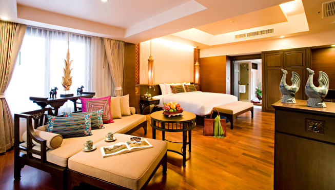酒店提供美丽的泰式室内装潢以及周到的服务。